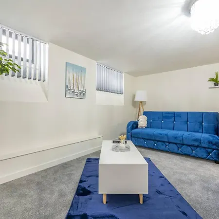 Newly Refurbished July 2026 - One Bedroom - Sleeps 6 - Bd1 Apartment *