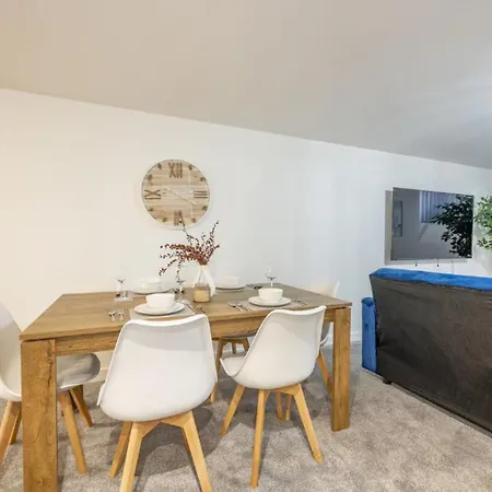 Navy Diamond One Bedroom In Centre * Bradford (West Yorkshire)