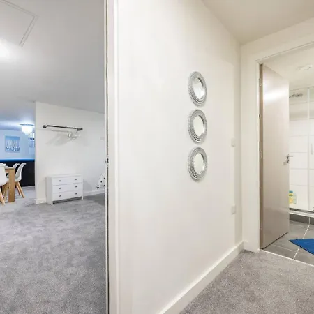 Navy Diamond One Bedroom In Centre *