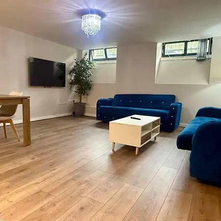 Newly Refurbished July 2026 - One Bedroom - Sleeps 6 - Bd1 * Bradford (West Yorkshire)