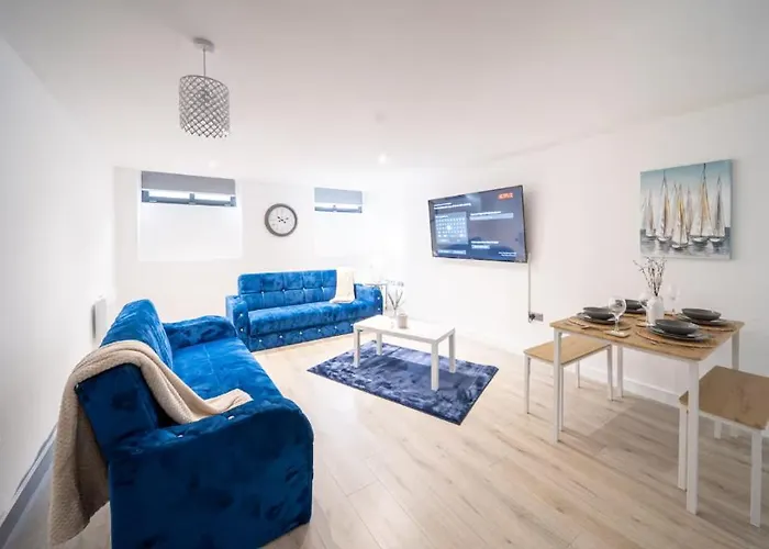 Navy Diamond One Bedroom In Centre * Bradford (West Yorkshire)