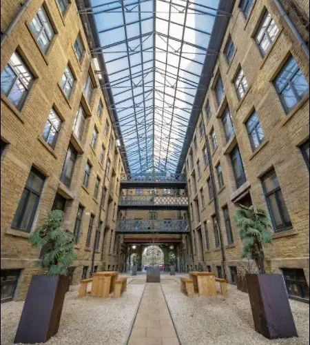 Navy Diamond One Bedroom In Centre *