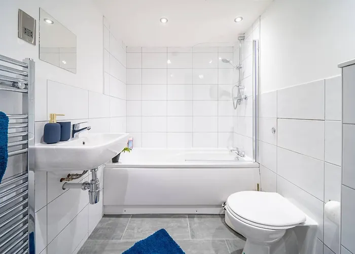 Navy Diamond One Bedroom In Centre