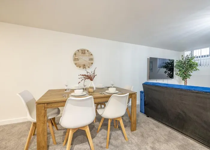 Navy Diamond One Bedroom In Centre * Bradford (West Yorkshire)