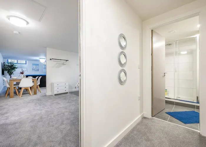 Navy Diamond One Bedroom In Centre *
